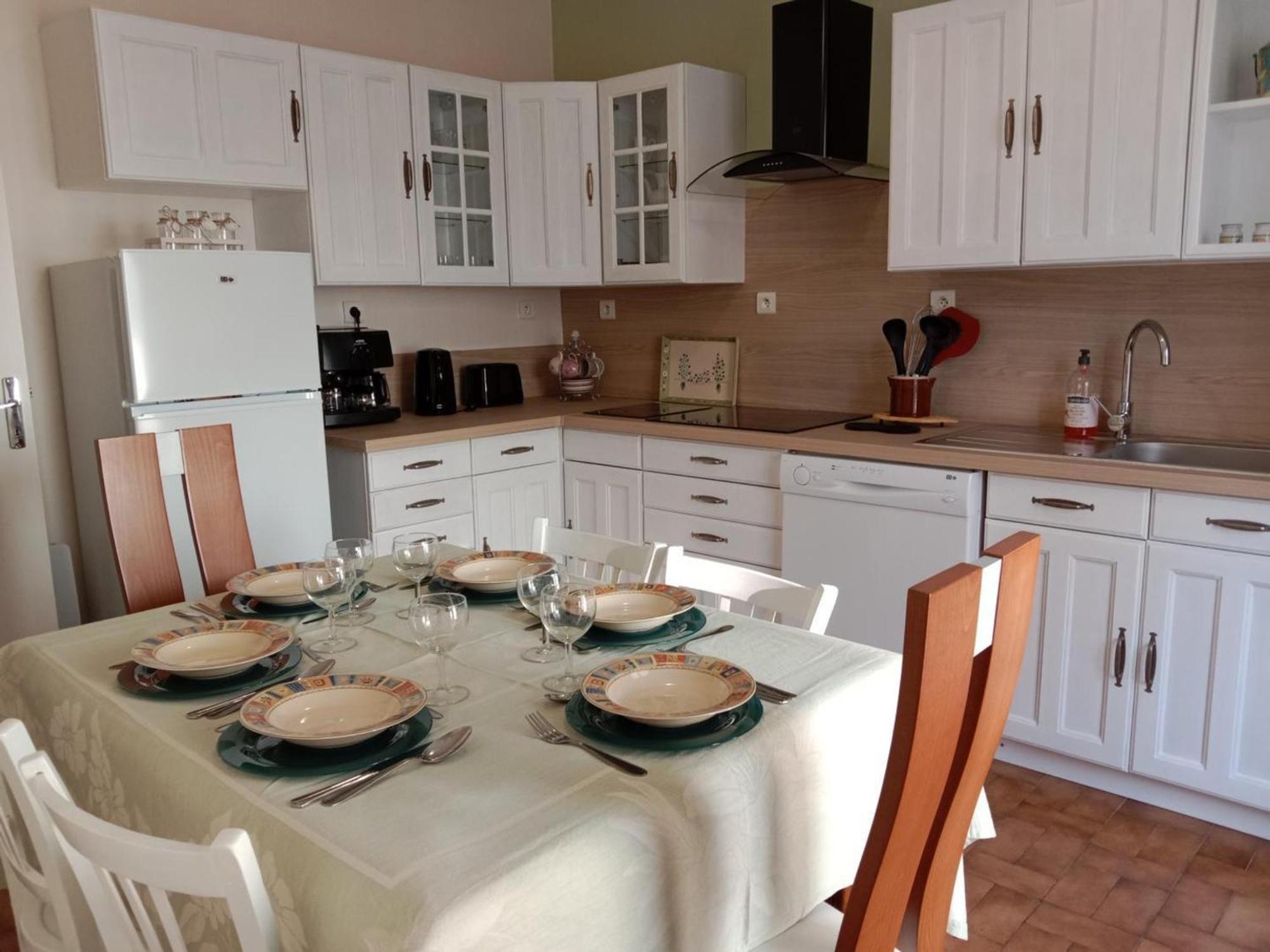 Maison Renovee Proche Vichy : 3 Chambres, Cour Fermee, Inclus, Ideal Curistes Et Activites Naturelles - Fr-1-489-481 Hébergement de vacances