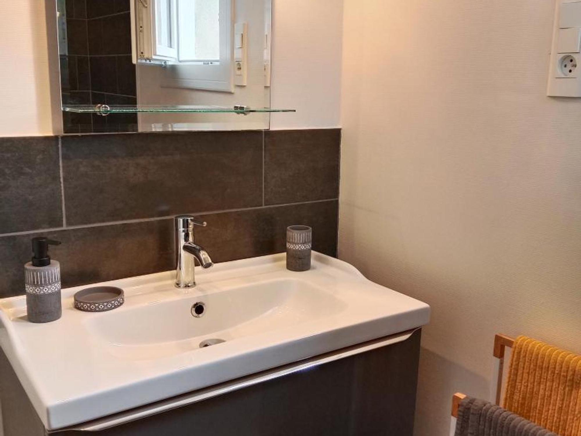 Maison Renovee Proche Vichy : 3 Chambres, Cour Fermee, Inclus, Ideal Curistes Et Activites Naturelles - Fr-1-489-481