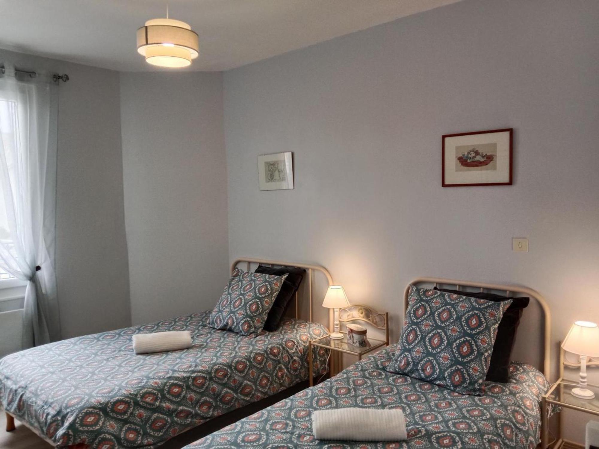 Maison Renovee Proche Vichy : 3 Chambres, Cour Fermee, Inclus, Ideal Curistes Et Activites Naturelles - Fr-1-489-481